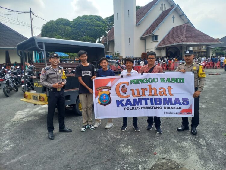 Jajaran Polres Pematangsiantar laksanakan Minggu Kasih Curhat Kamtibmas untuk menampung dan menjawab keluhan warga, di Gereja - gereja wilayah Kota Pematangsiantar, Minggu (24/3/2024).