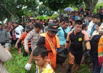 Foto: Evakuasi jasad pria yang ternggelam di Danau Toba. (Pos SAR Danau Toba)