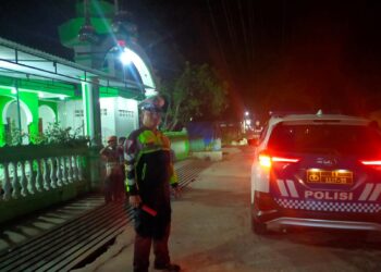 Satuan Lalu Lintas (Satlantas) Polres Simalungun menggelar Blue Light Patrol (BLP), pengamanan, serta pengaturan lalu lintas di sekitar Mesjid-mesjid, pada Selasa (26/3/2024).