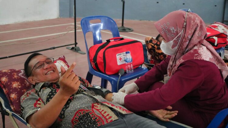 Kalapas Kelas IIA Pematangsiantar, M. Pithra Jaya Saragih, hadir langsung sebagai pendonor.