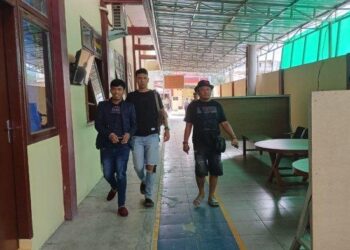 Katim Jatanras Polres Samosir Surahman dibantu tim mengiring OS DPO Pelaku Tindak Pidana Penganiayaan, Rabu (27/3/2024) Pukul 11.45 WIB ke Mapolres Samosir. IST