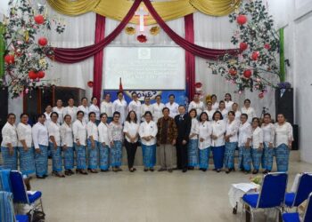 Foto bersama Ketua TP PKK Humbahas, Ny Lidia Kristina Dosmar Banjarnahor dalam acara pelantikan PWKI Kabupaten Humbahas, periode 2024-2029, Senin (4/3/2024), di GBI Siliwangi Doloksanggul.