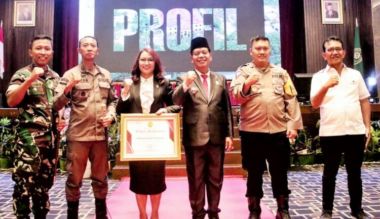 Foto bersama disela kegiatan.