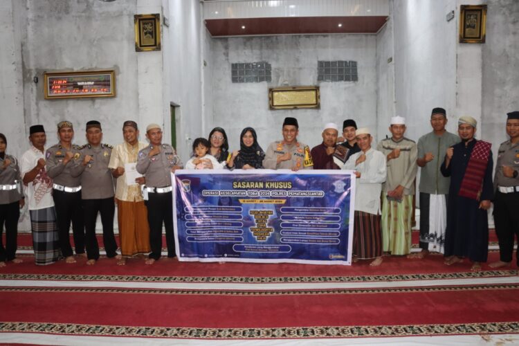 Foto bersama disela kegiatan.