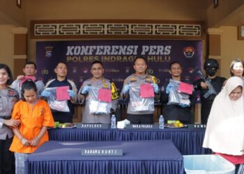 Foto: Polisi saat rilis kasus melibatkan Mak Gadi (Dok Polres Inhu)