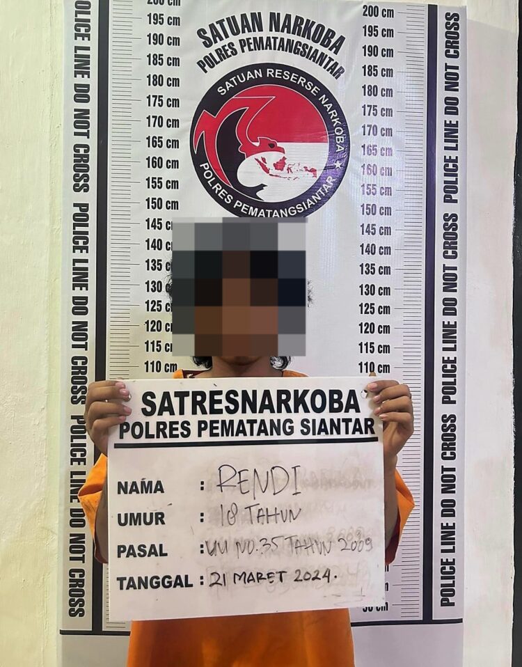 Foto tersangka yang diamankan Sat Resnarkoba Polres Pematangsiantar.