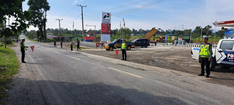 Sat Lantas Polres Simalungun menggelar operasi pengamanan dan pengendalian kemacetan lalu lintas, pada Minggu (31/3/2024), di jalan utama jurusan Pematangsiantar - Parapat, Kelurahan Balata, Kecamatan Jorlang Hataran.