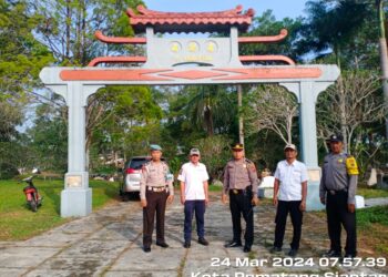Personil Polres Pematangsiantar melakukan pengamanan kegiatan ziarah kubur atau Cheng Beng bagi Umat Budha, Minggu (24/3/2024) pagi lalu, di Pemakaman Sinasak, Kelurahan Tanjung Tongah, Kecamatan Siantar Martoba, Kota Pematangsiantar.