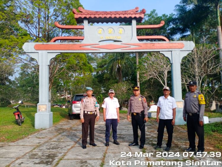 Personil Polres Pematangsiantar melakukan pengamanan kegiatan ziarah kubur atau Cheng Beng bagi Umat Budha, Minggu (24/3/2024) pagi lalu, di Pemakaman Sinasak, Kelurahan Tanjung Tongah, Kecamatan Siantar Martoba, Kota Pematangsiantar.