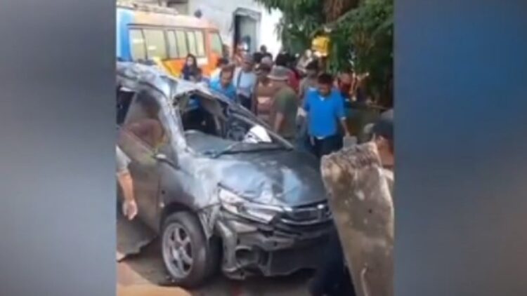 Kecelakaan terjadi di pelintasan kereta tanpa palang pintu, Jalan Payabakung, Sunggal Deli Serdang, Sumatera Utara, Sabtu (30/3/2024). (Foto: Rekaman video warga).