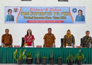 Ketua TP PKK Humbahas, Ny Lidia Kristina Dosmar Banjarnahor dalam kegiatan Tim Supervisi Desa Percontohan oleh Tim Supervisi Provinsi Sumut, Selasa (5/3/2024), di Pendopo Bukit Inspirasi Doloksanggul.