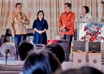 Bupati Simalungun, Radiapoh Hasiholan Sinaga bersama istri,  Ratnawati Sidabutar, melaksanakan Ibadah Minggu bersama Jemaat GPI (Gereja Pentakosta Indonesia) Sidang Jalan Maranatha Perumnas Manahul Perdagangan, Sumut, Minggu (17/3/2024).