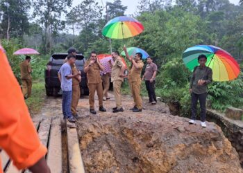 Bupati Pakpak Bharat, Franc Bernhard Tumanggor, didampingi Kepala Pelaksana BPBD Pakpak Bharat, Augusman Harapan Padang, ST, M.Si, meninjau jembatan putus, di Dusun Lae Mrempat, Desa Malum, Kecamatan Sitellu Tali Urang Jehe, Kabupaten Pakpak Bharat, Selasa (05/03/2024).