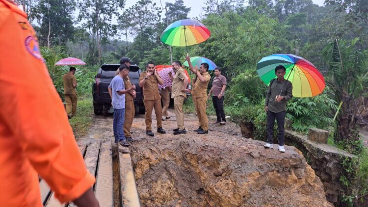 Bupati Pakpak Bharat, Franc Bernhard Tumanggor, didampingi Kepala Pelaksana BPBD Pakpak Bharat, Augusman Harapan Padang, ST, M.Si, meninjau jembatan putus, di Dusun Lae Mrempat, Desa Malum, Kecamatan Sitellu Tali Urang Jehe, Kabupaten Pakpak Bharat, Selasa (05/03/2024).
