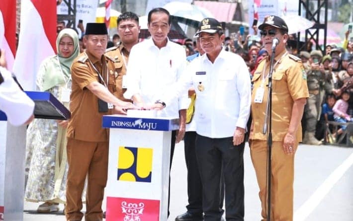 Bupati Simalungun, Radiapoh Hasiholan Sinaga mendampingi Presiden RI, Joko Widodo, meresmikan pelaksanaan Inpres Jalan Daerah di Provinsi Sumatera Utara (Sumut).