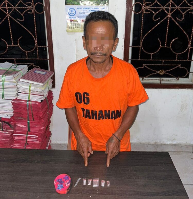 Foto tersangka memperlihatkan barang bukti.