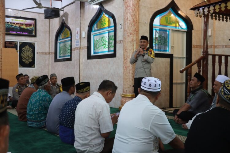 Kapolres Pematangsiantar, AKBP Yogen Heroes Baruno SH, SIK, melaksanakan safari Jumat, di Masjid A-Hanif, Jl. Ade Irma, Kelurahan Melayu, Kecamatan Siantar Utara, Kota Pematangsiantar, Jumat (15/3/2024).