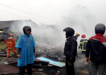 Personil Polsek Siantar Utara, turun langsung  melakukan olah TKP kebakaran satu unit rumah milik Maya Br Sitompul (60), di Jalan Tualang, Kelurahan Kahean, Kecamatan Siantar Utara, Kota Pematangsiantar, Sabtu (9/3/2024) sore, sekira pukul 15.35 WIB.