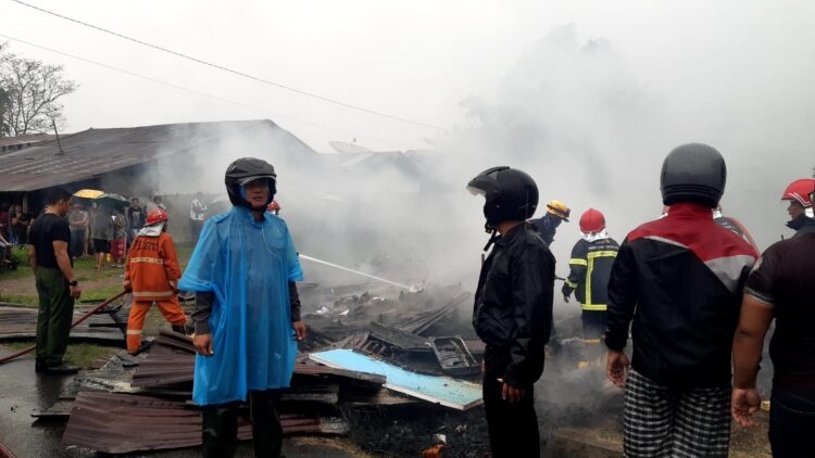 Personil Polsek Siantar Utara, turun langsung  melakukan olah TKP kebakaran satu unit rumah milik Maya Br Sitompul (60), di Jalan Tualang, Kelurahan Kahean, Kecamatan Siantar Utara, Kota Pematangsiantar, Sabtu (9/3/2024) sore, sekira pukul 15.35 WIB.