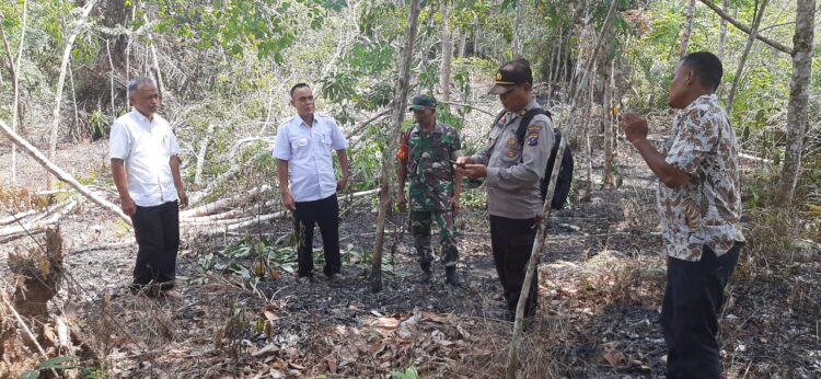 Kebakaran hutan di Juma Dusun Saribu Dolok, Nagori Sinasih, Kecamatan Silau Kahean, Kabupaten Simalungun, berhasil dikendalikan tim gabungan yang dipimpin Kapolsek Silau Kahean, AKP J.H. Sinaga, S.H.