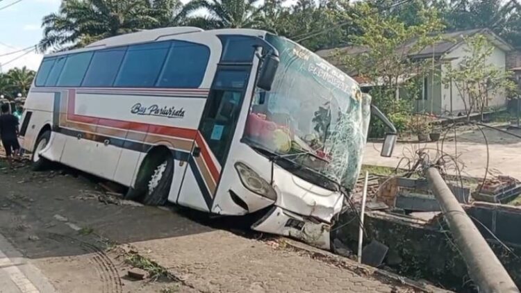 Bus pariwisata bawa rombongan pelajar saat mengalami kecelakaan di Jalinsum Kisaran menabrak tiang listrik dan pagar Markas Kodim 0208 Asahan. (Foto: iNews/Ulil Amri)