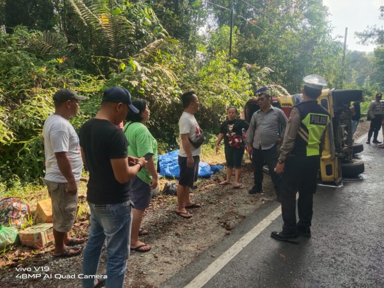 Satuan Lalulintas Polres Simalungun sigap membantu proses evakuasi korban penumpang Bus PT. Lalupa Karona yang alami kecelakaan tunggal.