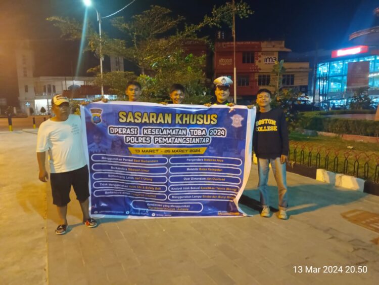 Satlantas Polres Pematangsiantar sosialisasi pelaksanaan Operasi (Ops) Keselamatan Toba 2024, di seputaran Jalan  Merdeka, Rabu (13/3/2024) malam, pukul 20.00 WIB.