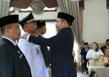 Bupati Pakpak Bharat, Franc bernhard Tumanggor melantik 35 orang yang terdiri dari Pejabat Tinggi Pratama, Camat, Pejabat Administrator, Pejabat Pengawas, dan Kepala Sekolah di lingkungan Pemerintah Kabupaten Pakpak Bharat, Rabu (20/03/2024).