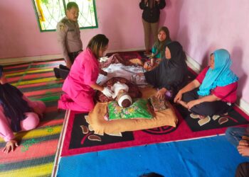 Jenazah korban saat disemayamkan di rumah duka.