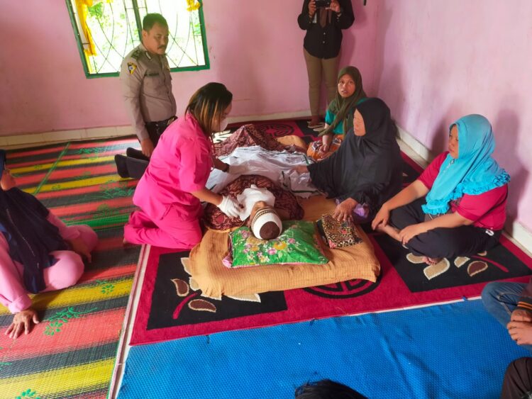 Jenazah korban saat disemayamkan di rumah duka.