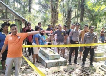 Tim Inafis Polres Sergai melakukan Olah TKP meninggalnya seorang laki-laki diduga bunuh diri dengan cara gantung diri di pohon coklat di Dusun I, Desa Hutagalung, Kecamatan Kotarih, Kabupaten Sergai, Sabtu (16/3/2024) pagi.
