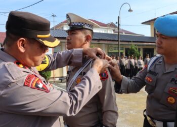 Wakapolres, Kompol Pardamean Hutahean SH, SIK, MH, pimpin apel gelar pasukan Ops Keselamatan Toba 2024 dan Apel Pencanangan Aksi Keselamatan Jalan, pada Rabu (13/3/2024), pukul 08.00 WIB, di lapangan apel Mapolres Pematangsiantar.