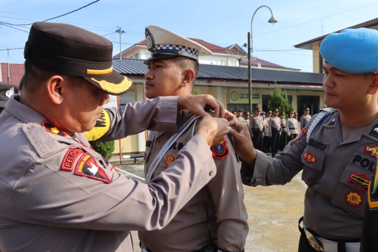 Wakapolres, Kompol Pardamean Hutahean SH, SIK, MH, pimpin apel gelar pasukan Ops Keselamatan Toba 2024 dan Apel Pencanangan Aksi Keselamatan Jalan, pada Rabu (13/3/2024), pukul 08.00 WIB, di lapangan apel Mapolres Pematangsiantar.