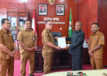 Pj Sekda, Chiristison Rudianto Marbun M.Pd, sampaikan LKPj Bupati kepada Ketua DPRD Humbahas.