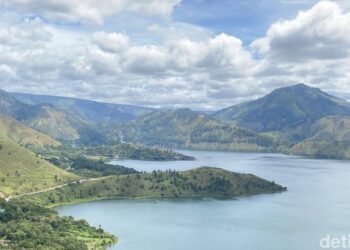 Foto: Pemandangan indah Danau Toba dari Bukit Holbung. (Winda Yanti Samosir/detikSumut)