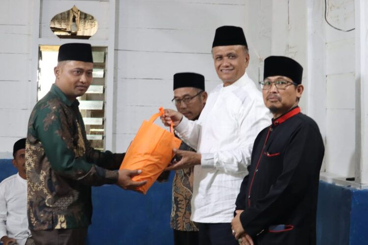 Wabup Pakpak Bharat, Dr H Mutsyuhito Solin, M.Pd, memimpin Tim Safari Ramadhan Pemkab Pakpak Bharat guna mengunjungi beberapa Masjid ,di Kecamatan Pagindar, Jumat (28/03/2024).