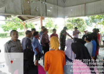 Polsek Sidamanik bersama unsur Forum Koordinasi Pimpinan Kecamatan (Forkopimca) Sidamanik menggelar patroli dan sambang dialogis, di Dusun Baharen, Nagori Bahbutong 1, Kecamatan Sidamanik, Kabupaten Simalungun, pada Sabtu (23/3/2024), mulai sekitar pukul 09.40 WIB.