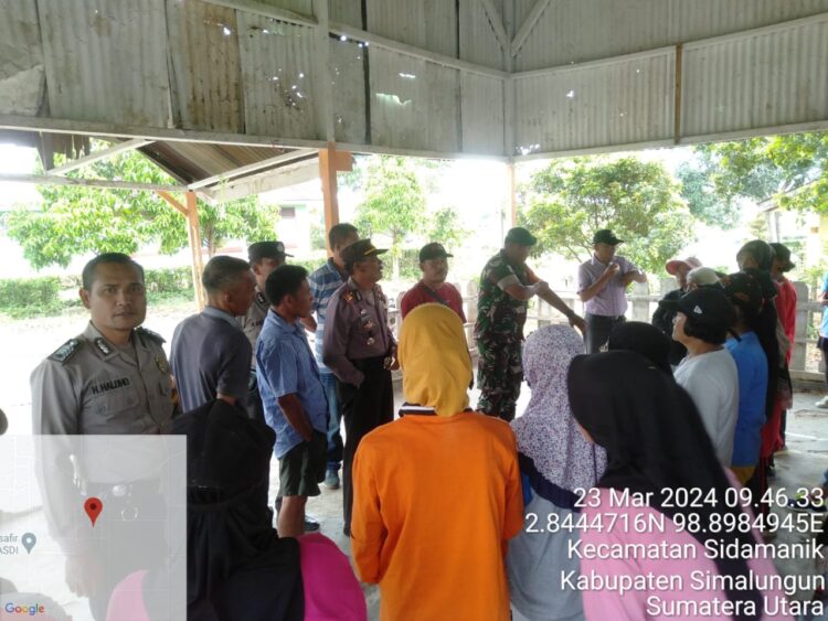 Polsek Sidamanik bersama unsur Forum Koordinasi Pimpinan Kecamatan (Forkopimca) Sidamanik menggelar patroli dan sambang dialogis, di Dusun Baharen, Nagori Bahbutong 1, Kecamatan Sidamanik, Kabupaten Simalungun, pada Sabtu (23/3/2024), mulai sekitar pukul 09.40 WIB.