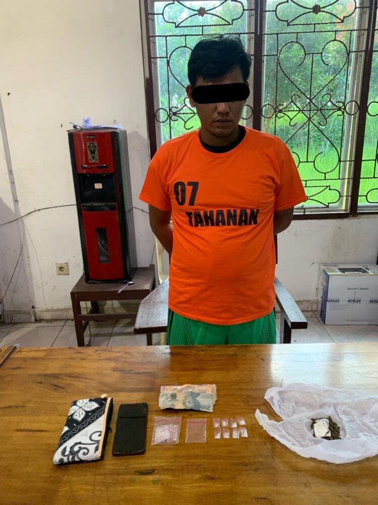 Foto tetrsangka dan barang bukti yang diamankan Polisi.