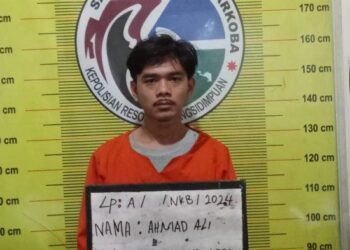 Dinilai meresahkan warga, seorang pria diduga sebagai pengedar sabu berinisial ADD (27) di jalan HT Rizal Nurdin, Kecamatan Padangsidimpuan Tenggara, Kota Padangsidimpuan ditangkap Polres Padangsidimpuan, Selasa (12/3/2024)
