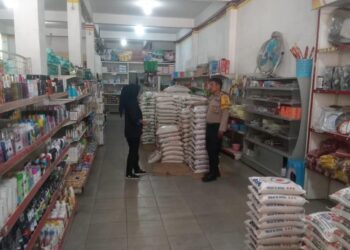 Bhabinkamtibmas Polsek Perdagangan pastikan stok dan harga sembako stabil.