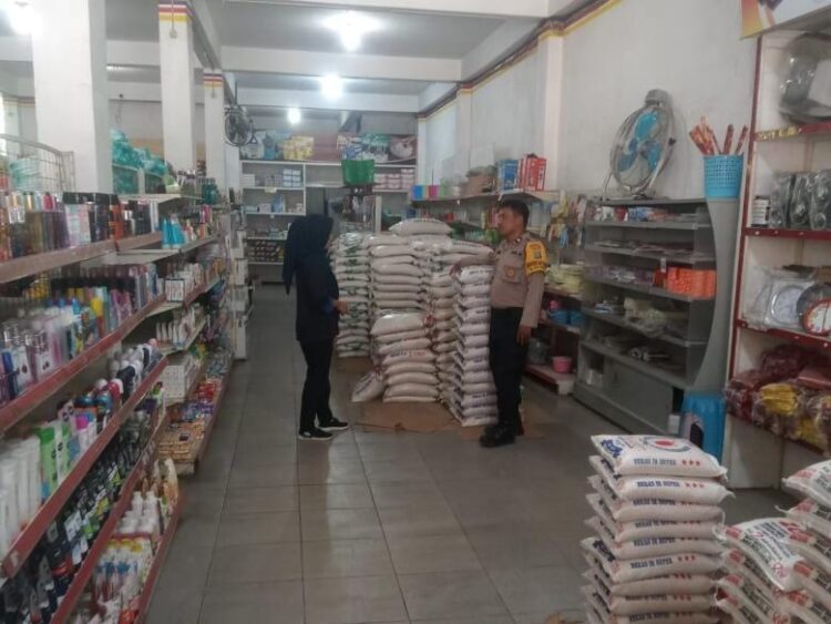 Bhabinkamtibmas Polsek Perdagangan pastikan stok dan harga sembako stabil.
