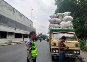 Lantas Polres Pematangsiantar tindak tegas truk atau kendaraan overload yang melintas di jalan S Parman, Kecamatan Siantar Timur, Kota Pematangsiantar, pada Sabtu (16/3/2024) lalu.