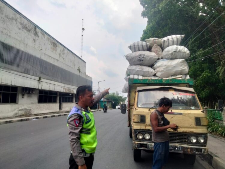 Lantas Polres Pematangsiantar tindak tegas truk atau kendaraan overload yang melintas di jalan S Parman, Kecamatan Siantar Timur, Kota Pematangsiantar, pada Sabtu (16/3/2024) lalu.