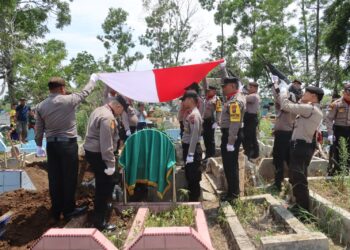 Suasana pemakaman almarhum (Alm) Aiptu Afrizal Mustafa Kemit Polres Bengkalis - Polda Riau dengan tradisi kepolisian, Kamis (07/03/2024), sekitar pukul 12.30 WIB.
