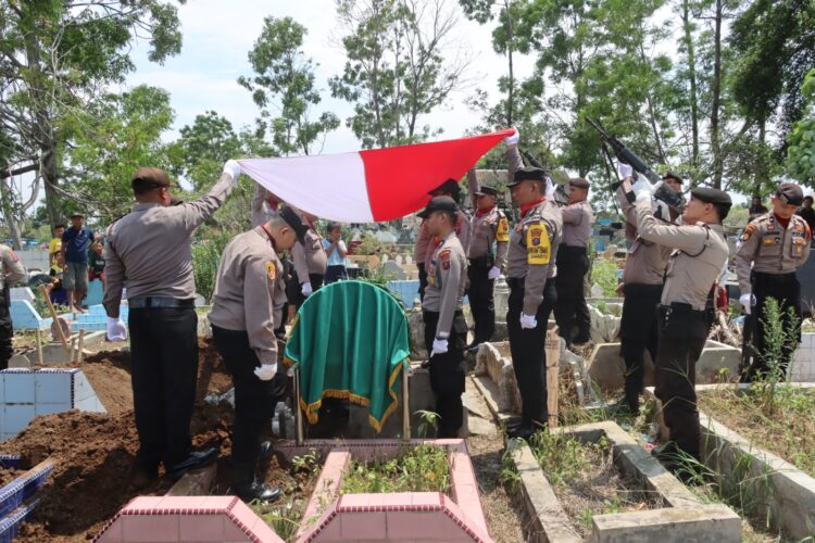 Suasana pemakaman almarhum (Alm) Aiptu Afrizal Mustafa Kemit Polres Bengkalis - Polda Riau dengan tradisi kepolisian, Kamis (07/03/2024), sekitar pukul 12.30 WIB.
