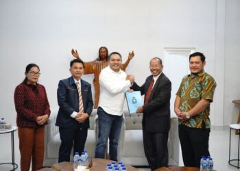 Foto bersama Bupati Pakpak Bharat, Franc Bernhard Tumangor usai pertemuan.