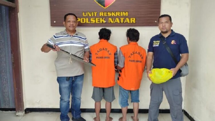Kakek dan bapak di Lampung Selatan ditangkap polisi karena memerkosa anak kandung hingga berkali-kali. (Foto: Dok. Polsek Natar).