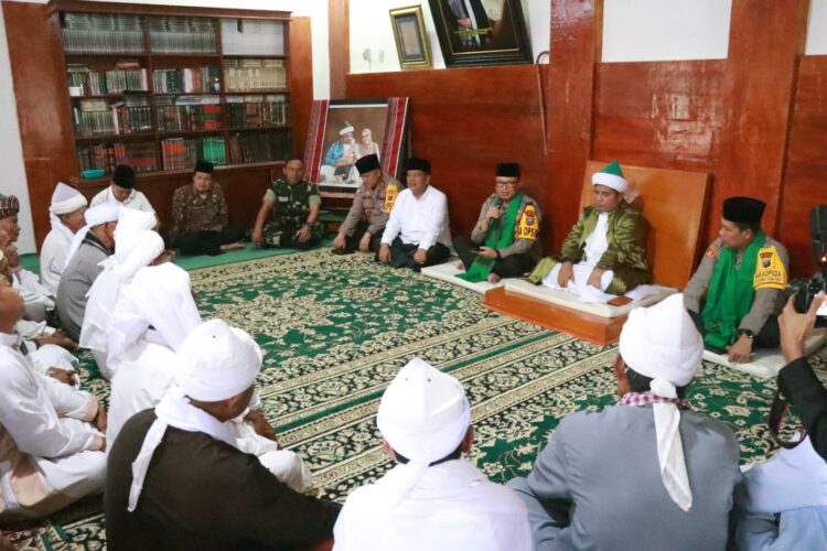 Kapolda Sumut,  Irjen Pol Agung Setya Imam Efendi, S.H., S.I.K., M.Si, mengadakan safari ramadhan, memperkuat tali silaturahmi dengan tokoh agama, Tuan Guru Batak (TGB) Syekh Dr. Ahmad Sabban Elrahmaniy Rajagukguk, M.A., serta tokoh masyarakat setempat, pada Kamis, 04 April 2024, pukul 13.00 WIB.