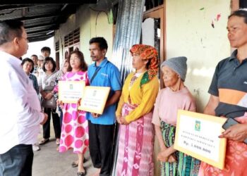 Bupati Simalungun, Radiapoh Hasiholan Sinaga, memberi bantuan kepada korban musibah kebakaran, di Kelurahan Tigarunggu, Kecamatan Purba, Simalungun, Sumut, Jumat (5/4/2024).